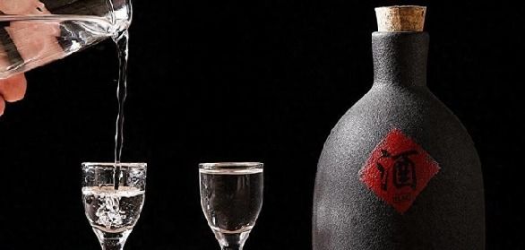酱香型白酒品质如何分辨？观色闻香品味与懂工艺缺一不可